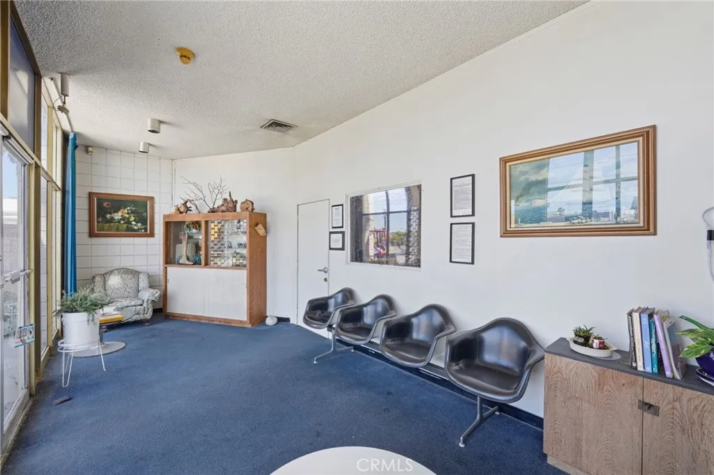 welome/waiting area in front