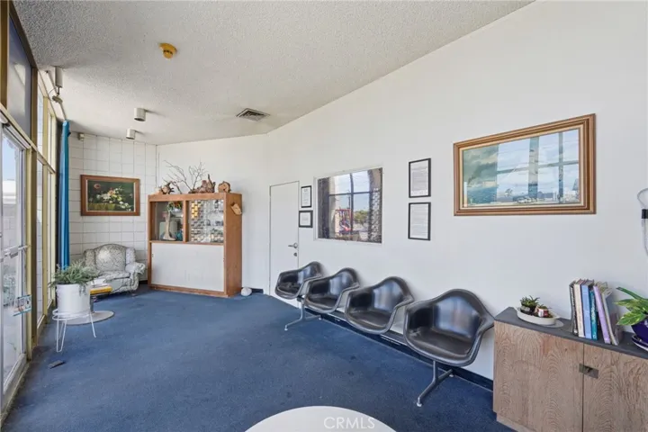 welome/waiting area in front