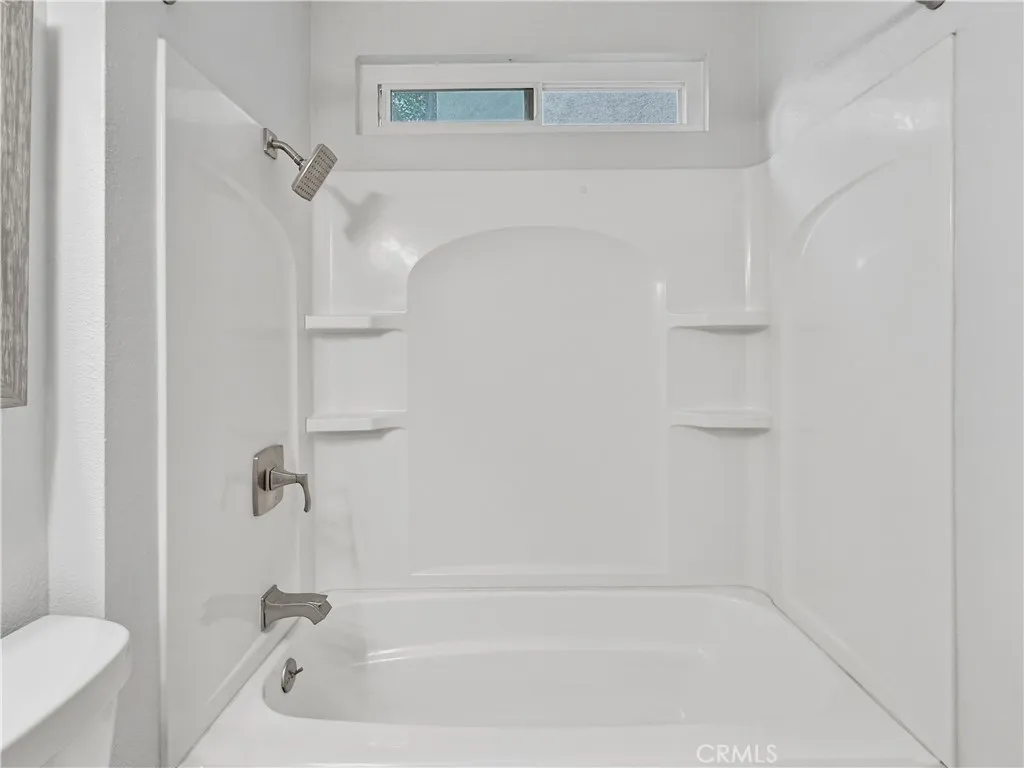 Shower/Tub Combination!