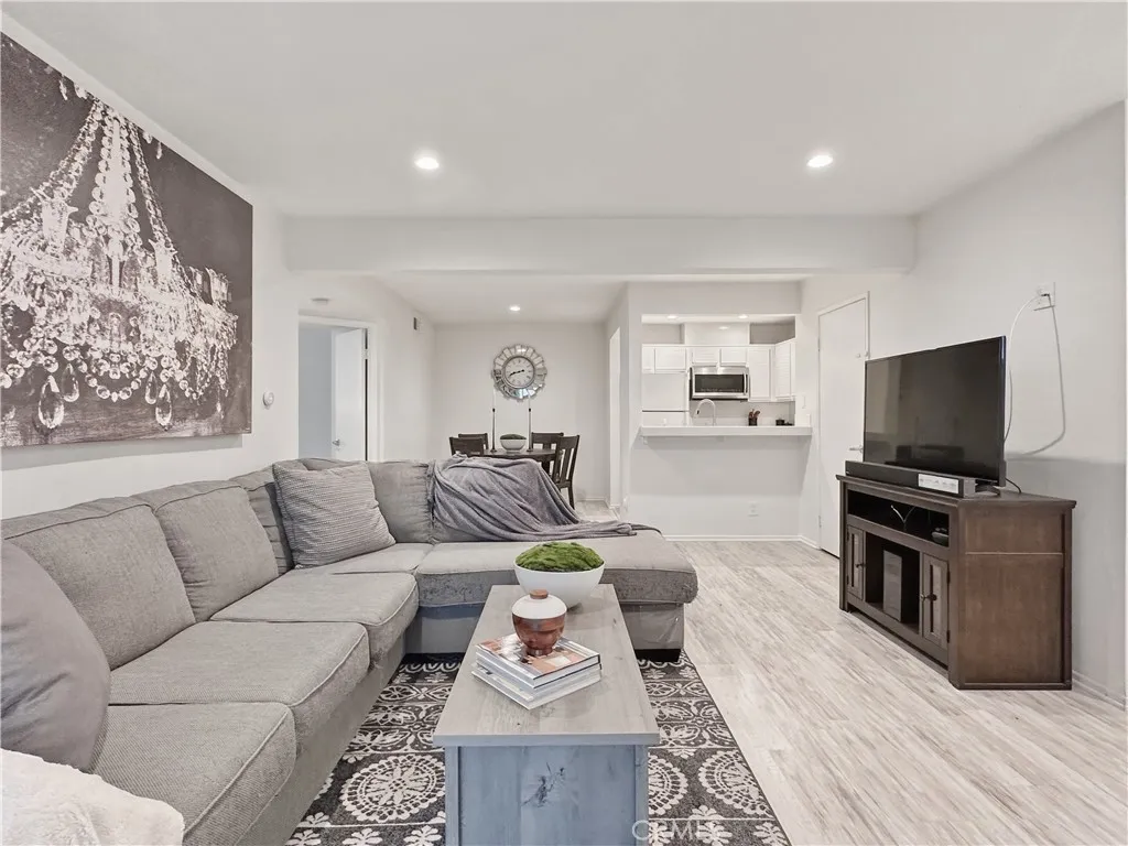 Open Floorplan to Dining Room and Kitchen!