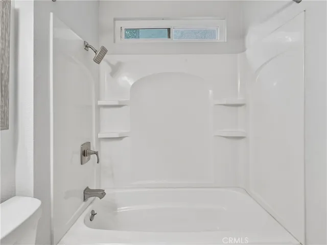 Shower/Tub Combination!