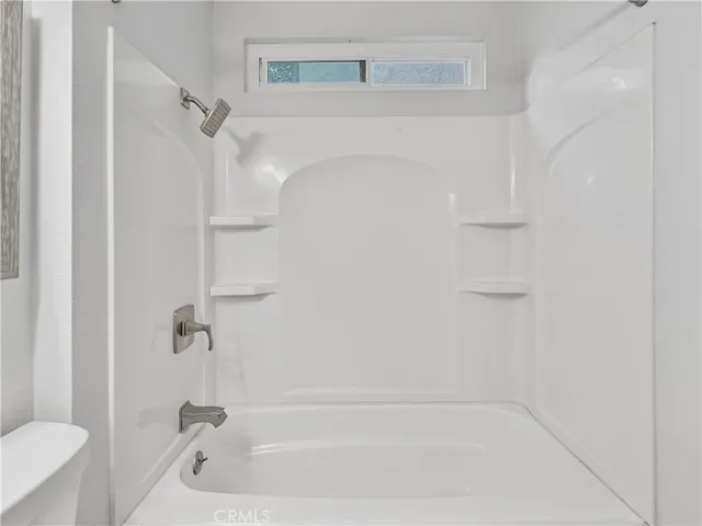 Shower/Tub Combination!