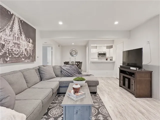 Open Floorplan to Dining Room and Kitchen!