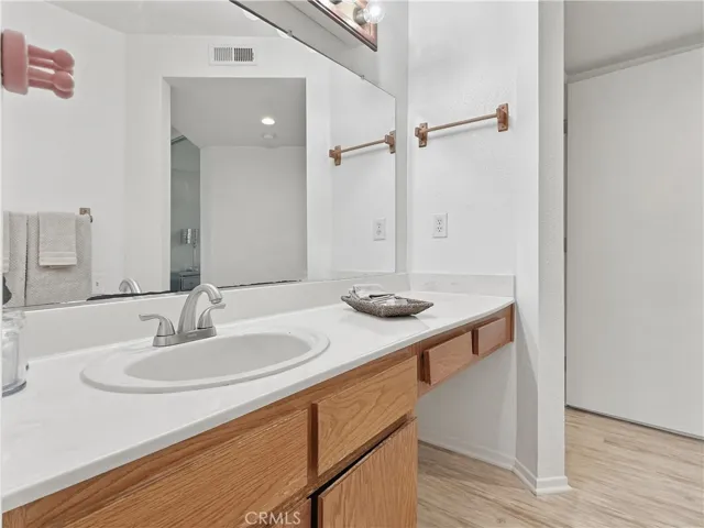 Primary En-Suite Bathroom!