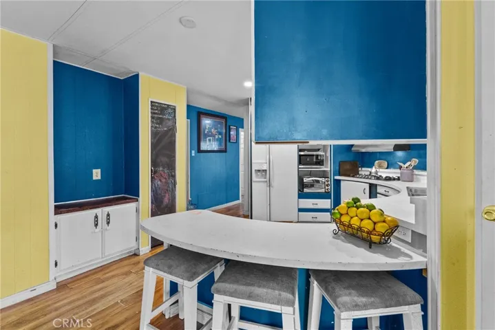 Kitchen breakfast bar
