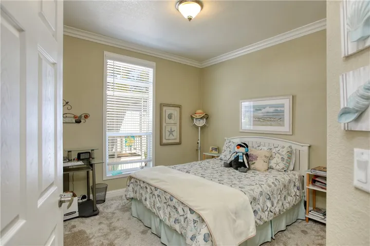 Guest bedroom.