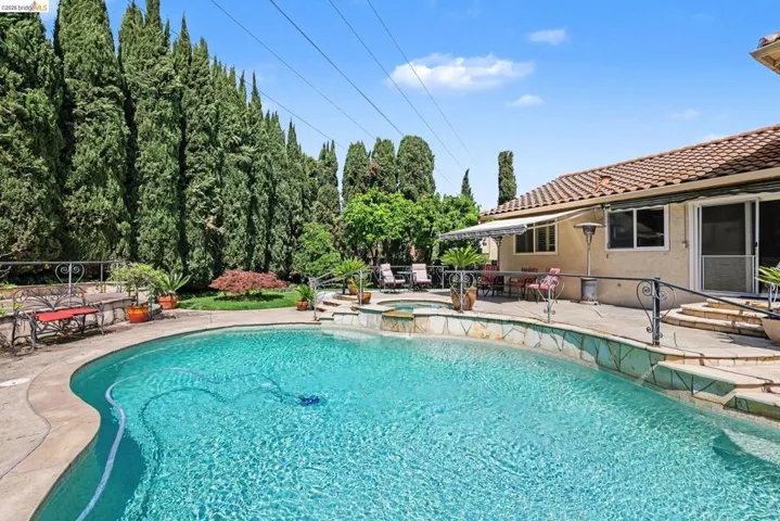 Relaxing pool / spa with a patio area