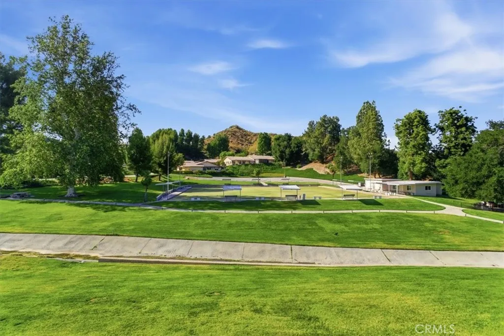 Lawn bowling court