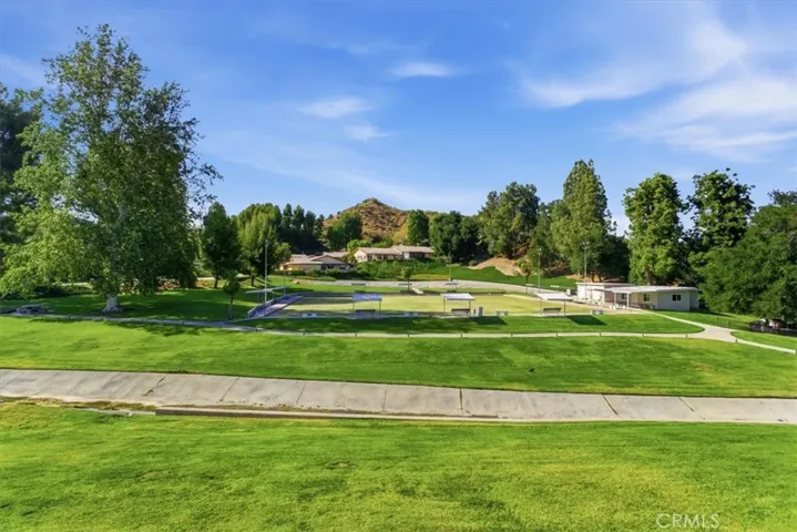 Lawn bowling court