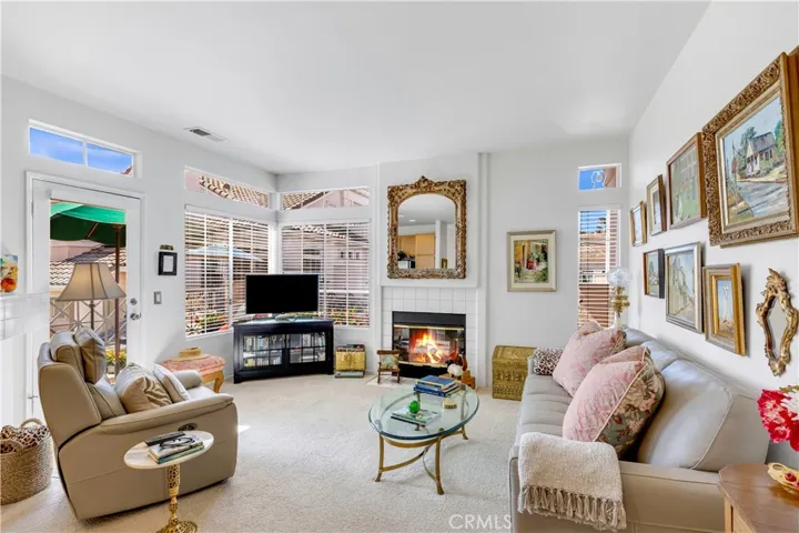 Large living room with high ceiling and access to the balcony.