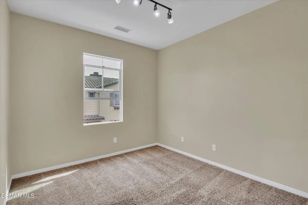 37-3262 London Lane-37
