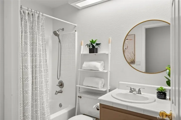 Guest bath with tub/shower combo.