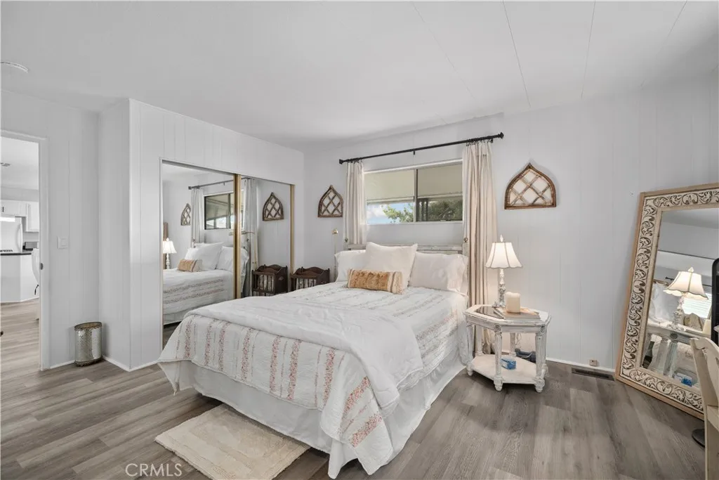 Primary Bedroom pict 1