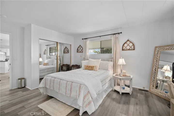 Primary Bedroom pict 1