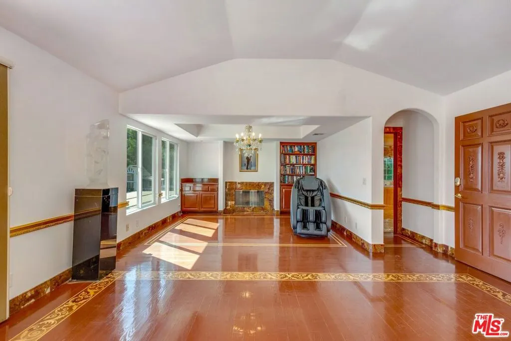 This luxurious office will lea