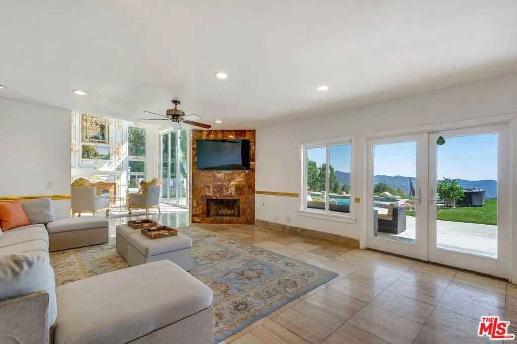 panoramic views, staged living