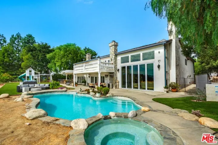 Sparkling pool & spa with view