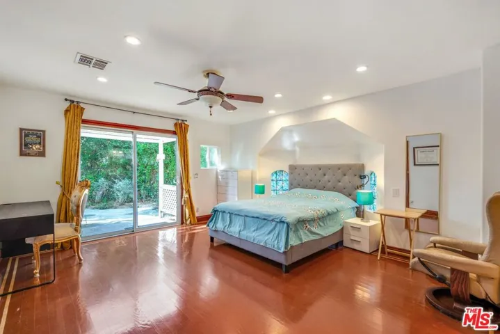 Large en-suite guest bedroom m