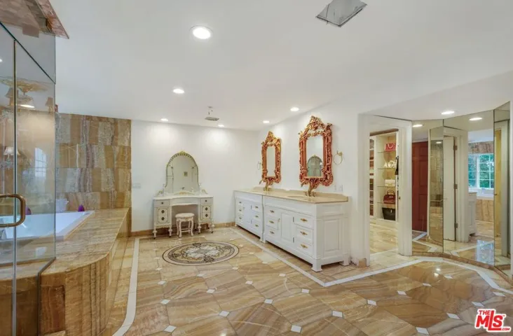 Bookmatched honey onix lux mas