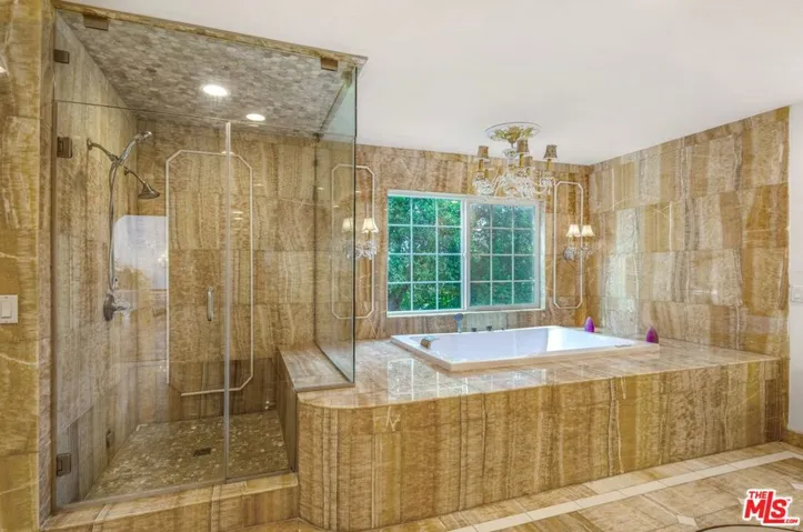 Steam shower, jet tub, all ony