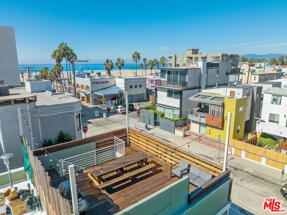 32 N Venice Blvd