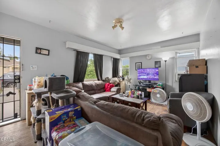 13-web-or-mls-UpmarketMedia-108Bar-034