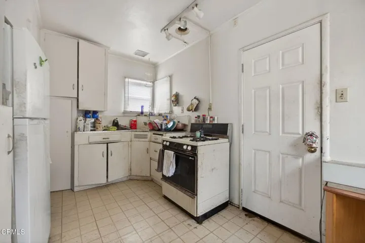 9-web-or-mls-UpmarketMedia-108Bar-022