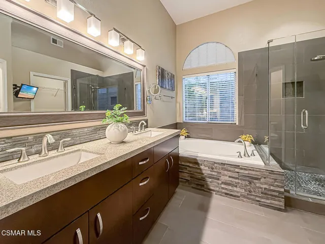 iPrimary Bedroom Suite10