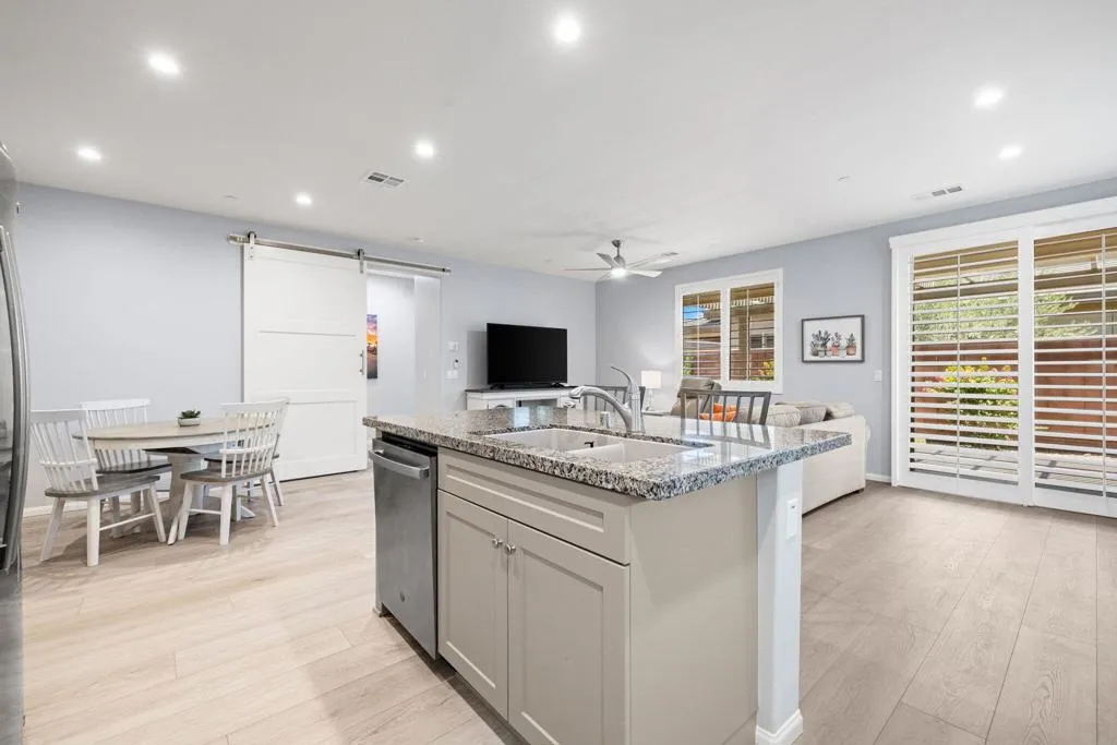 Island / 2 dining area & living