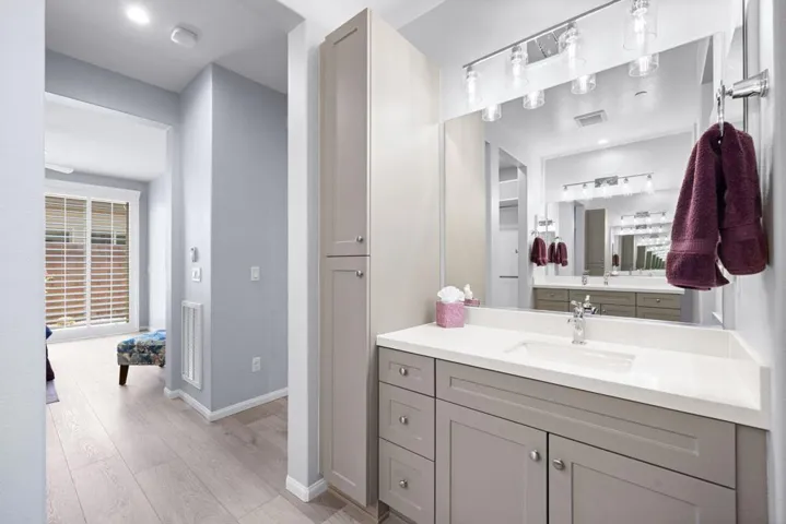 Primary bathroom (handicap acce