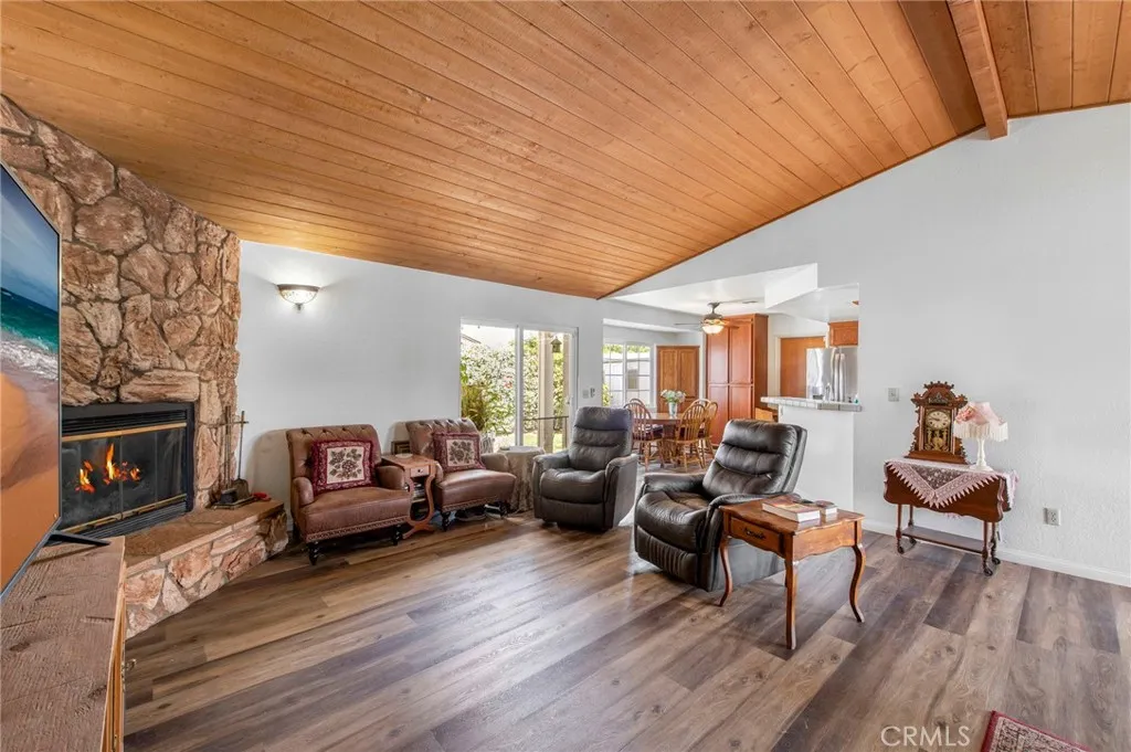 Alternate view of livingroom