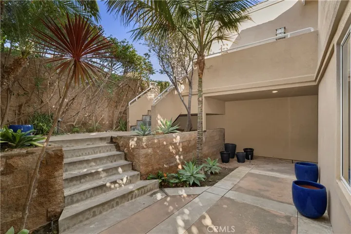 10 N. Stonington Road, Laguna Beach, California 92651