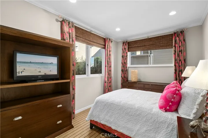 10 N. Stonington Road, Laguna Beach, California 92651