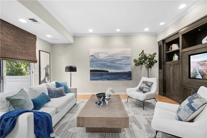 10 N. Stonington Road, Laguna Beach, California 92651