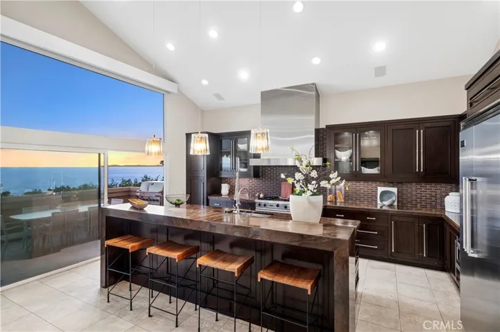 10 N. Stonington Road, Laguna Beach, California 92651