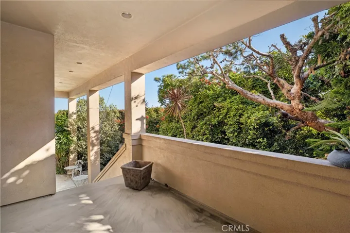 10 N. Stonington Road, Laguna Beach, California 92651