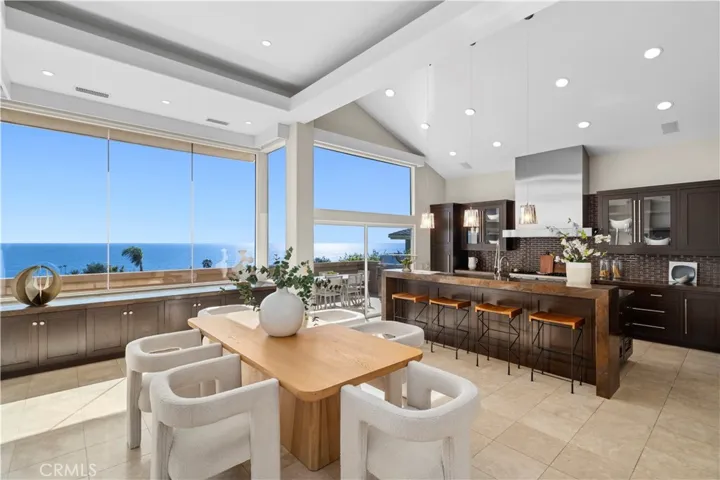 10 N. Stonington Road, Laguna Beach, California 92651