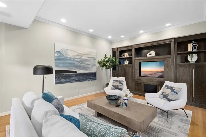 10 N. Stonington Road, Laguna Beach, California 92651