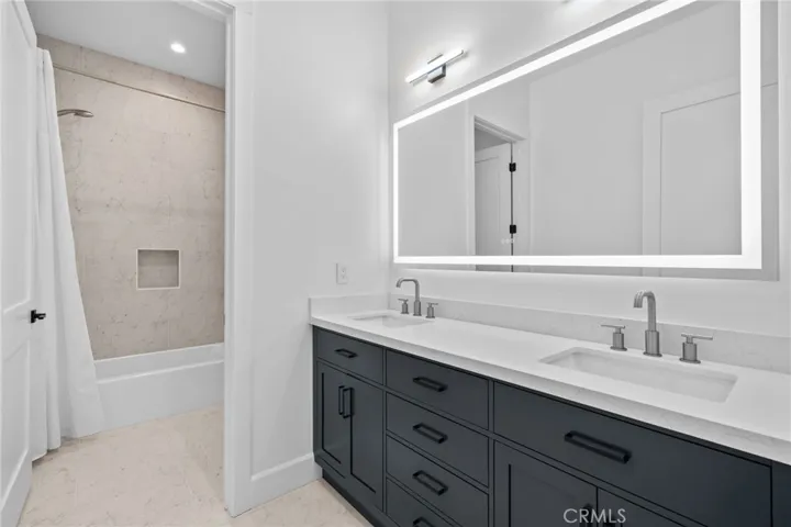Full Bathroom #1