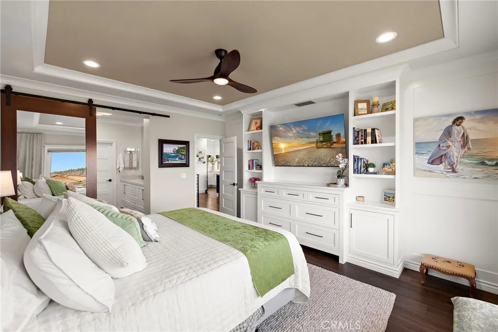 Could this be any prettier???  I doubt it!  A gorgeous built in, a beautiful barn door to close off the bathroom so 'someone' can sleep in..interesting ceiling recessed lighting...... its just AMAZING!!