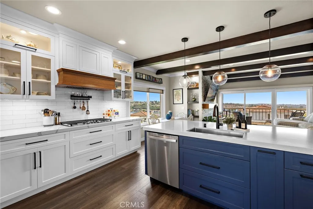 What a pleasure it is to be in the kitchen!!!!  Cooking meals in this sunny beautifully remodeling kitchen and watching the lake will make even dinner time prep a pleasure.
