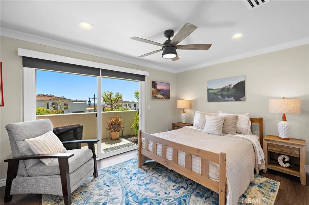 Such a beautiful bright room!