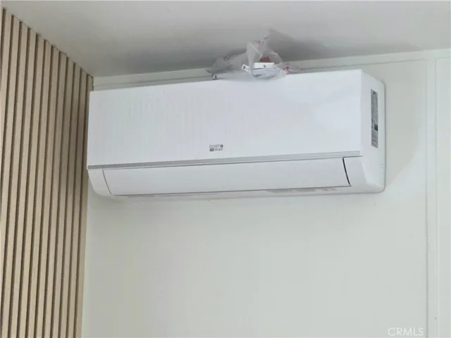 Mini splitter A/C and heater in the living room / kitchen and also in the bedroom.