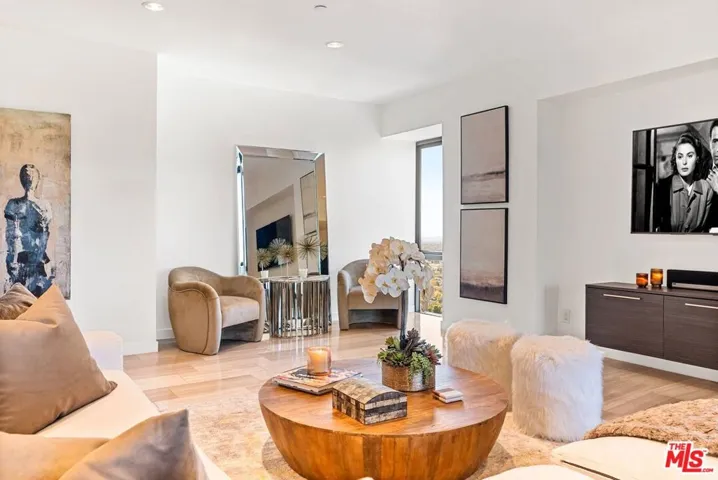 Large Living Room w FP