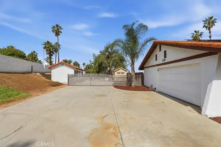Garage and Parking/RV Access