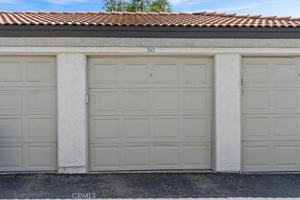 Detached 1-car garage