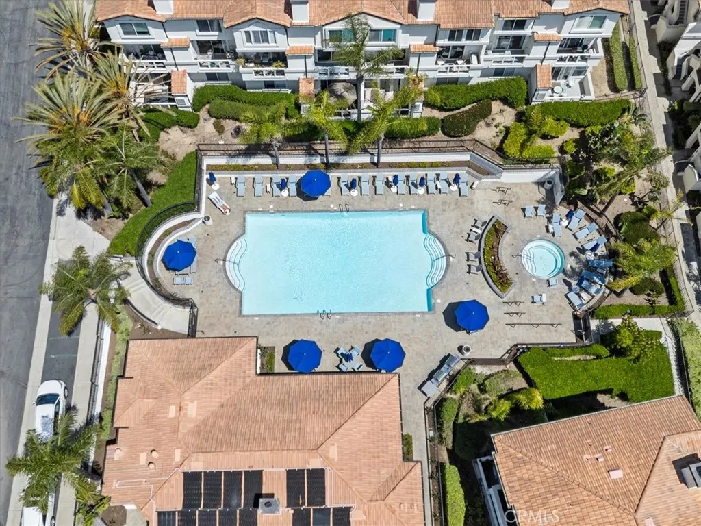 Resort-style amenities: pool, spa, fitness center, clubhouse