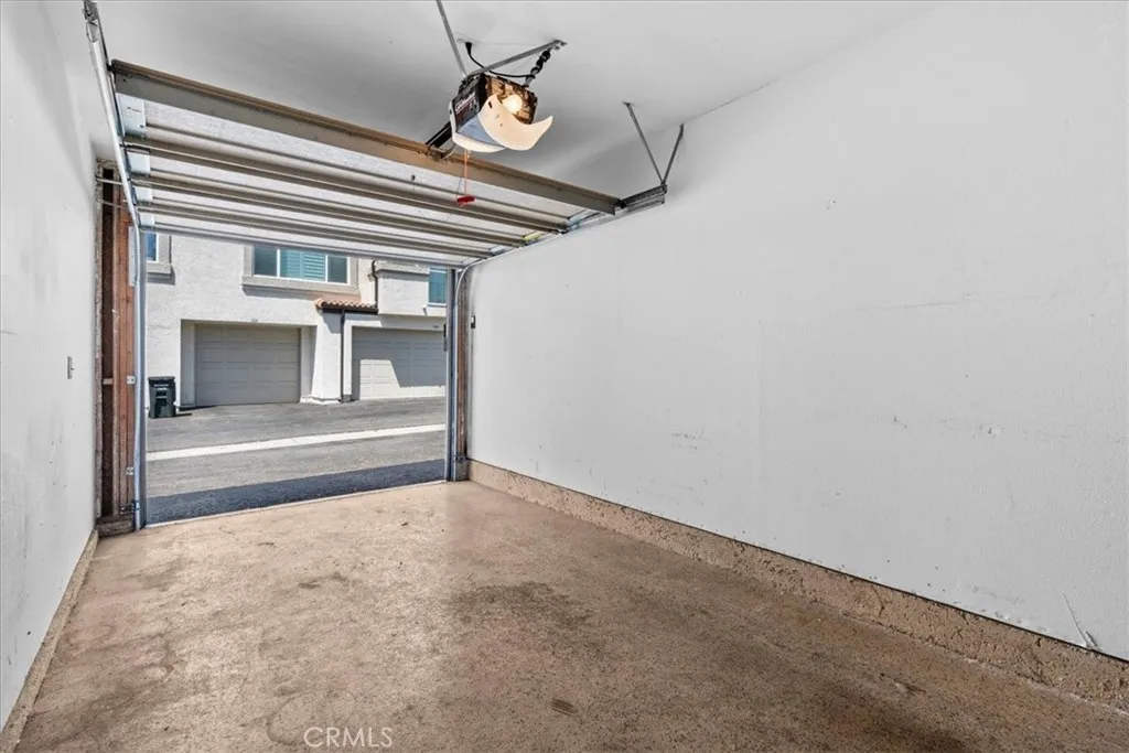 Detached 1-car garage