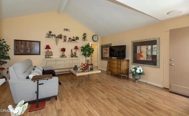 6 40033 Village 40 (Camarillo CA)