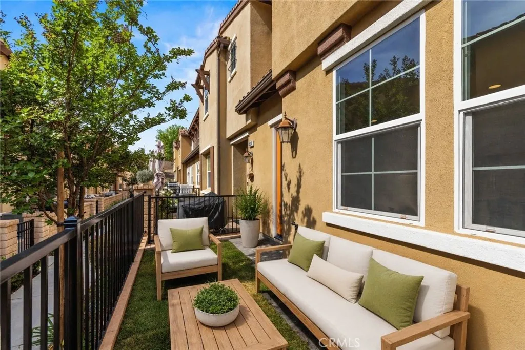 Virtually staged side yard
